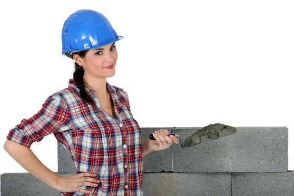 Female mason applying cement — Stock Photo, Image