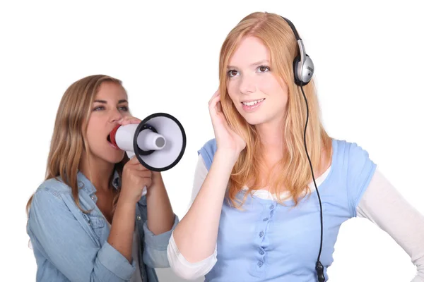 Chica escuchando música y amigo gritando en altavoz —  Fotos de Stock