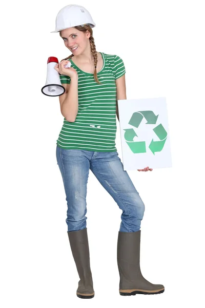 Crafswoman segurando alto-falante mostra logotipo de reciclagem — Fotografia de Stock