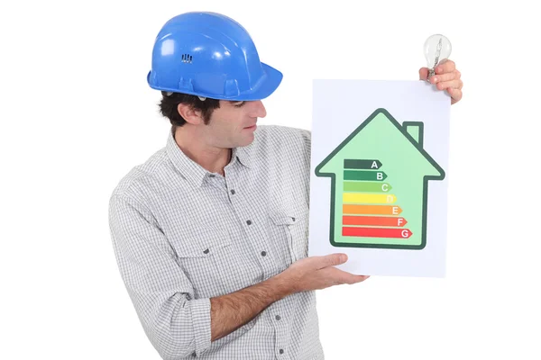 Engenheiro segurando um sinal de classificação de eficiência energética — Fotografia de Stock