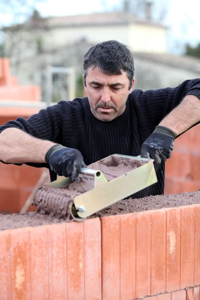 Bricklayer construire une maison — Photo