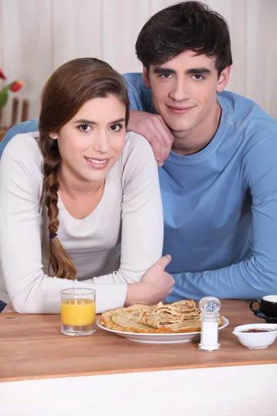 Couple eating pancakes — Stock Photo, Image