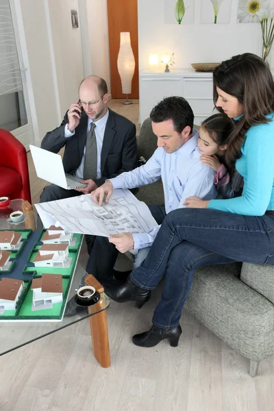Architect zat met jonge gezin — Stockfoto