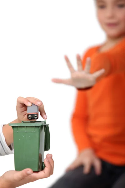 Не кладіть батареї у свій сімейний смітник ! — стокове фото