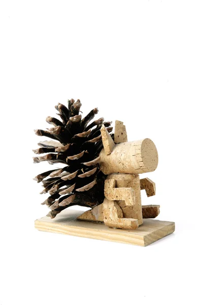 Esquilo feito à mão com uma cauda de cone de pinheiro — Fotografia de Stock