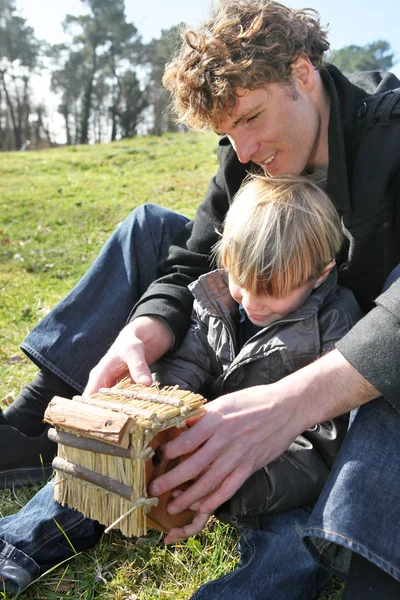 Familie en zoon bouwen van een object — Stockfoto
