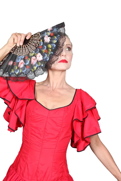 Kadın flamenko dansçısı kırmızı elbise ve açık fan ile — Stok fotoğraf