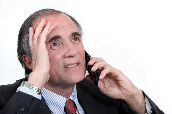 Homme d'affaires mature au téléphone essayant de résoudre le problème — Photo