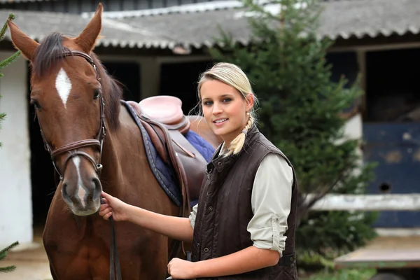 Chica rubia con caballo —  Fotos de Stock