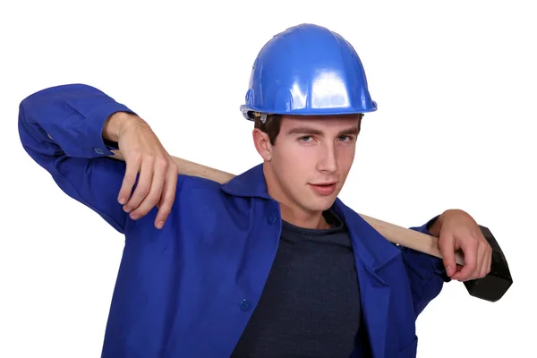 Arbeiter trägt ein Stück Holz auf dem Rücken — Stockfoto