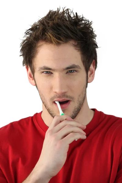 Jeune homme se brossant les dents — Photo
