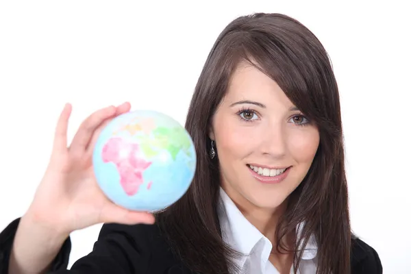 Mladá inteligentní žena drží svět v ruce — Stock fotografie