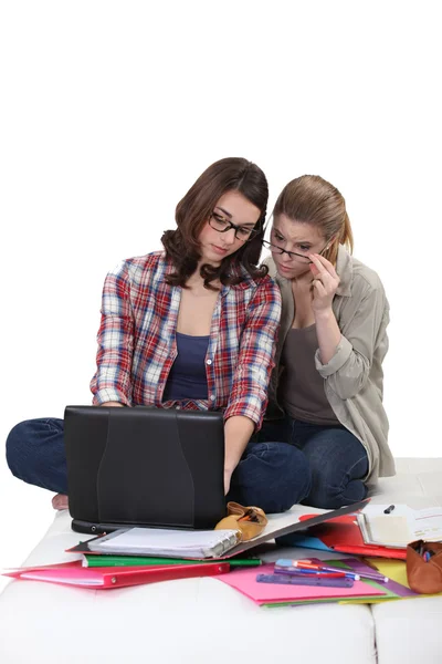 Kvinnliga studenter som arbetar på en bärbar dator — Stockfoto