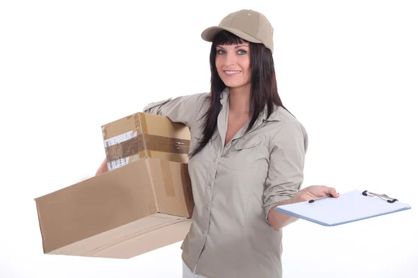 Kvinnliga courier med skiften och ett urklipp — Stockfoto
