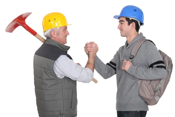 Trabalhadores da construção apertando as mãos — Fotografia de Stock