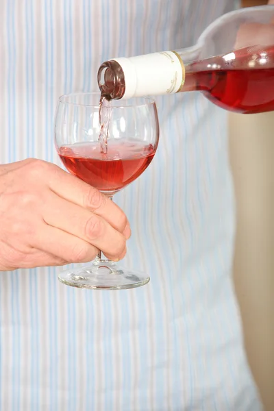 Hombre vertiendo un vaso de rosa —  Fotos de Stock
