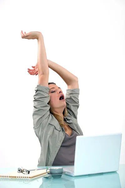 Mulher bocejando na mesa — Fotografia de Stock