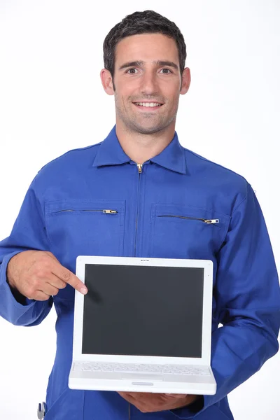 Trabalhador manual apontando para laptop — Fotografia de Stock