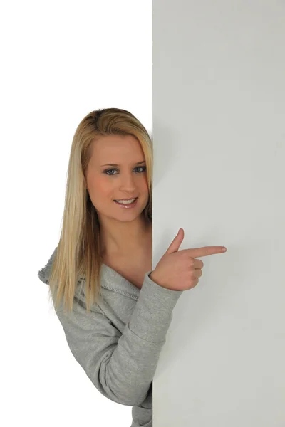 Blond dziewczyna, wskazując na panelu — Zdjęcie stockowe