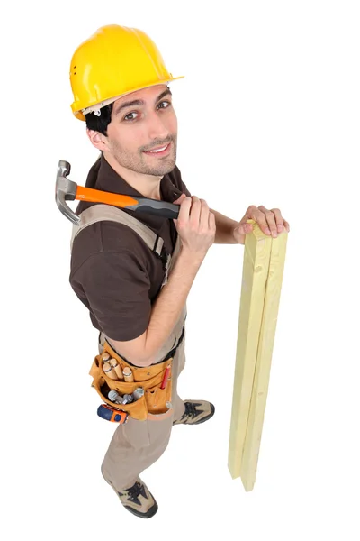 Un carpintero con un martillo . —  Fotos de Stock