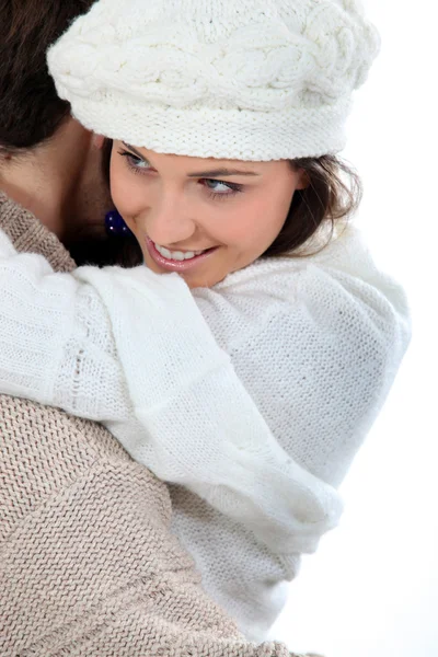 Coulpe desfrutando de abraço de inverno — Fotografia de Stock