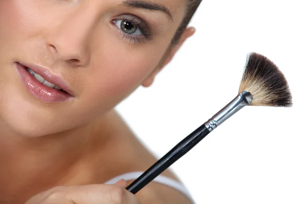 Bruna tenendo pennello make-up — Foto Stock