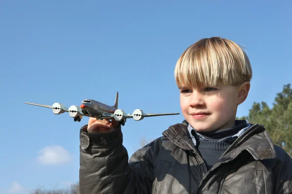 Rapaz com um avião de brinquedo — Fotografia de Stock
