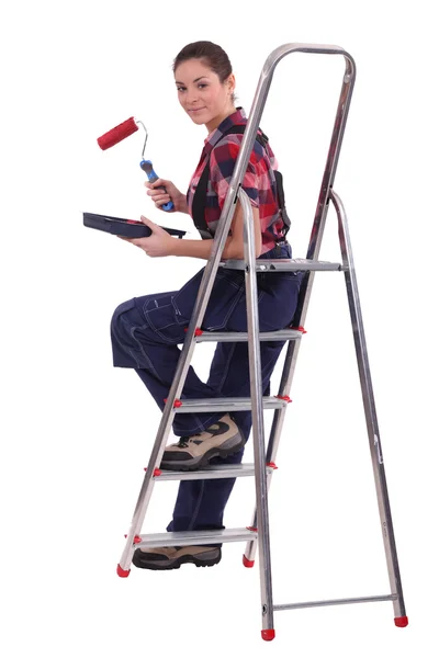 Craftswoman schilder houden een rolborstel — Stockfoto