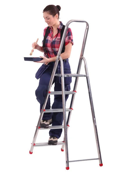 Mulher com pintura e escada passo a passo — Fotografia de Stock