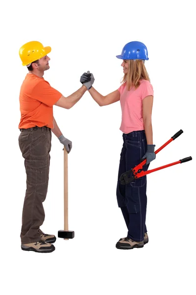 Twee arbeiders begroeten elkaar — Stockfoto