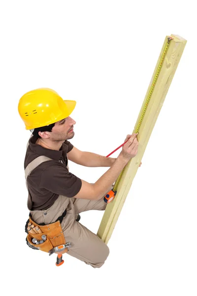 Carpinteiro marcação de madeira — Fotografia de Stock