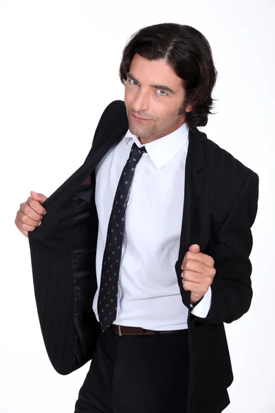 Muž otevírání sako od obleku — Stock fotografie