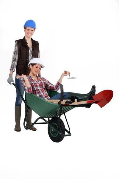 Duas mulheres com carrinho de mão — Fotografia de Stock