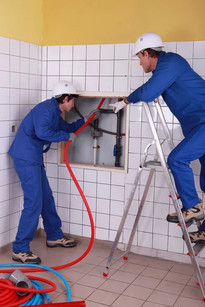 Trabajadores instalando tubería — Foto de Stock