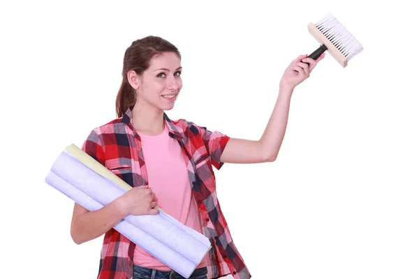 Mulher segurando papel de parede e escova — Fotografia de Stock
