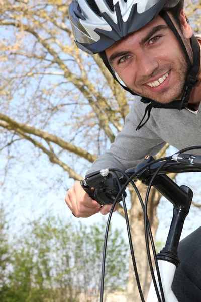 若い男が自転車に乗って — ストック写真