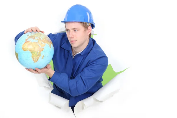 Tradesman tenant un globe terrestre — Photo
