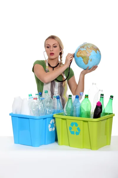 Retrato de una mujer con botellas de plástico —  Fotos de Stock