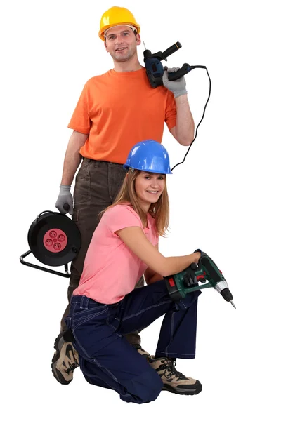 Handwerker und Handwerkerin bei der Arbeit mit Bohrmaschinen — Stockfoto