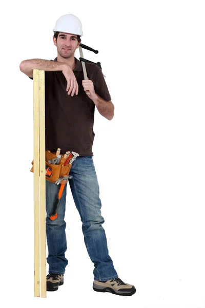 Hantverkare mäta en planka — Stockfoto
