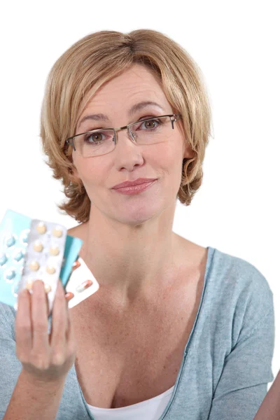 Mujer mostrando medicación — Foto de Stock
