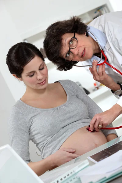 Zwangere vrouw in doktersafspraak — Stockfoto