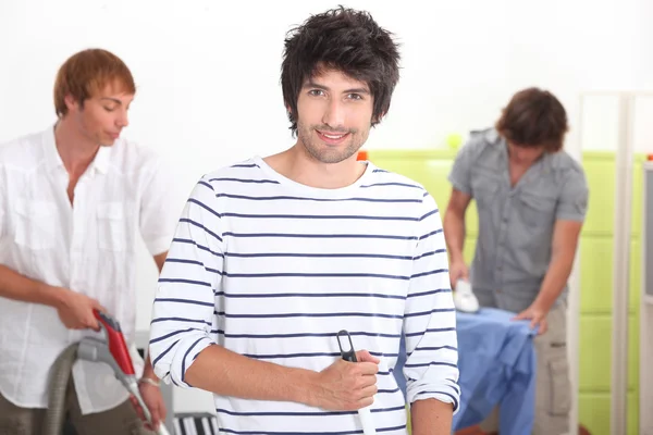 Männer bei der Hausarbeit — Stockfoto