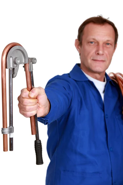Plumber using tool to bend copper pipe — Stock Photo, Image