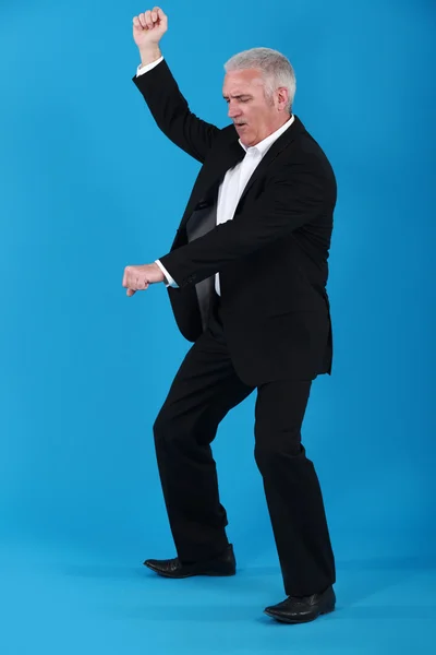 Зрелый бизнесмен танцует — стоковое фото
