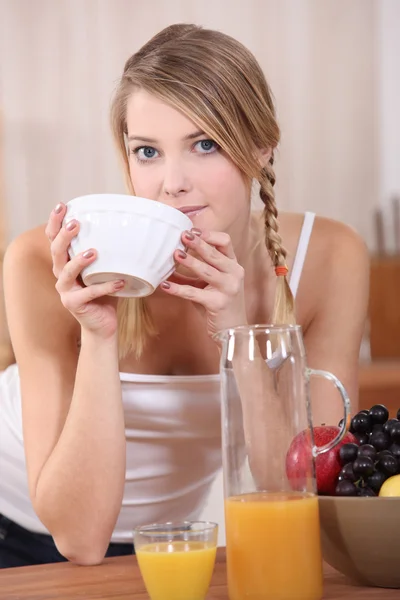 Blond kvinna med frukost — Stockfoto