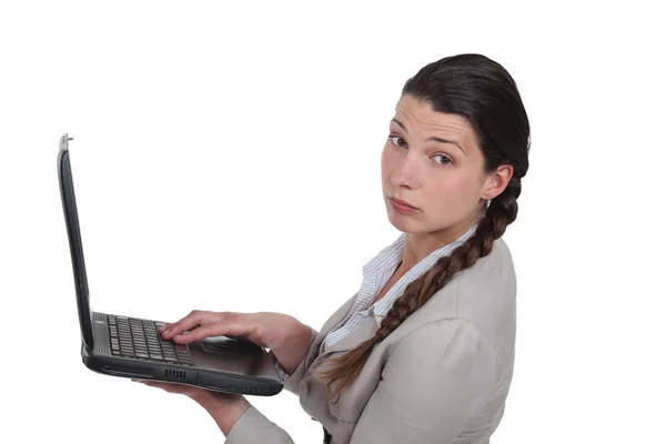 Afgemat vrouw met een laptop — Stockfoto