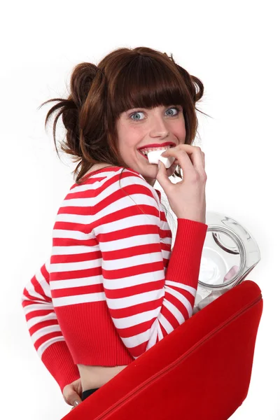 Γυναίκα με κόκκινο χρώμα, τρώγοντας γλυκά — Φωτογραφία Αρχείου