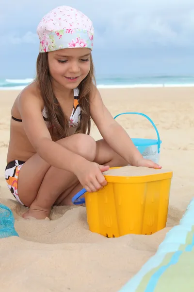 Κορίτσι που παίζει στην παραλία — Φωτογραφία Αρχείου