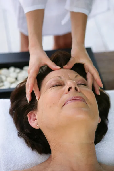 Kvinnan behandlas huvud massage — Stockfoto
